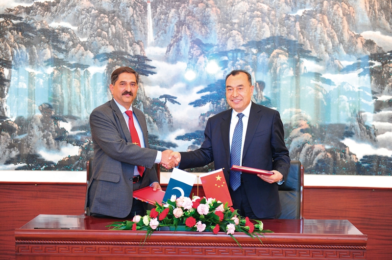 國家測繪地理信息局局長庫熱西(右)與巴基斯坦測繪局局長穆罕默德·伊姆蘭·扎法爾(左)分別代表兩國政府簽署關(guān)于測繪地理信息科技合作的議定書 國家測繪地理信息局局長庫熱西(右)與巴基斯坦測繪局局長穆罕默德·伊姆蘭·扎法爾(左)分別代表兩國政府簽署關(guān)于測繪地理信息科技合作的議定書