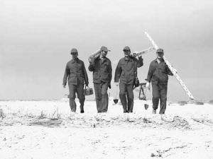 肩扛標尺心志堅 不懼艱險繪江淮 肩扛標尺心志堅 不懼艱險繪江淮